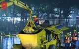 Hàng trăm công nhân hối hả nạo vét bùn hồ Hoàn Kiếm trong đêm